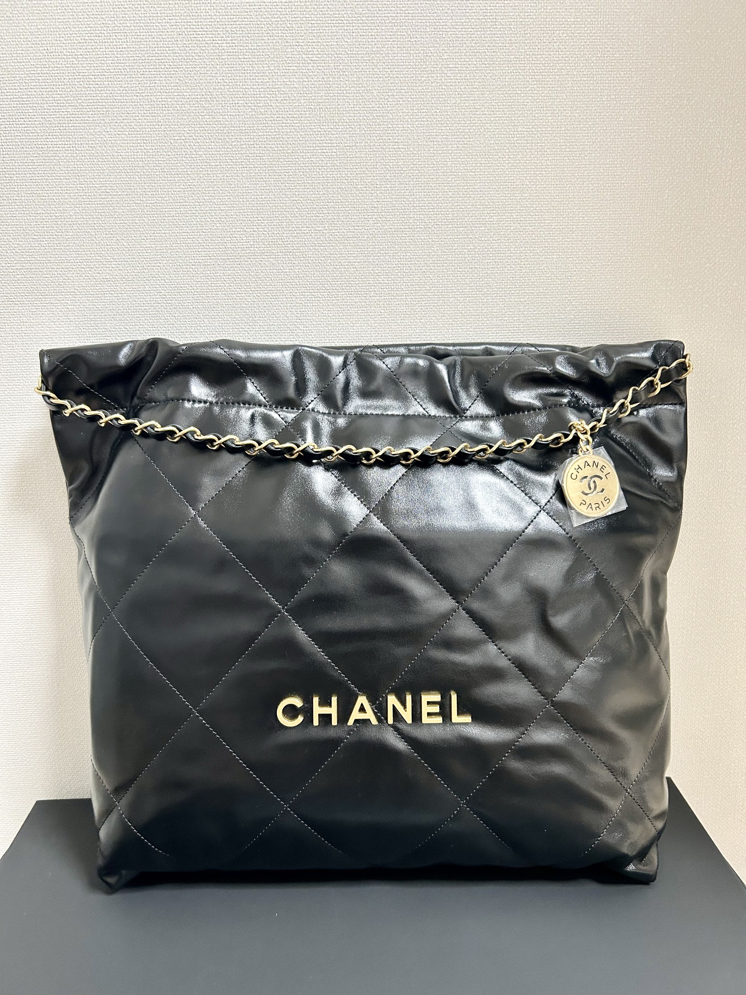 Chanel 22 Bag Medium Shiny Calfskin & Gold Black